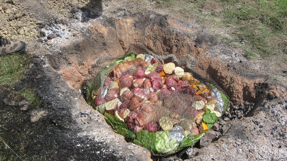 Māori hangi with meats and vegetables cooked underground | Photo from Sarah Stewart on Wikimedia Commons