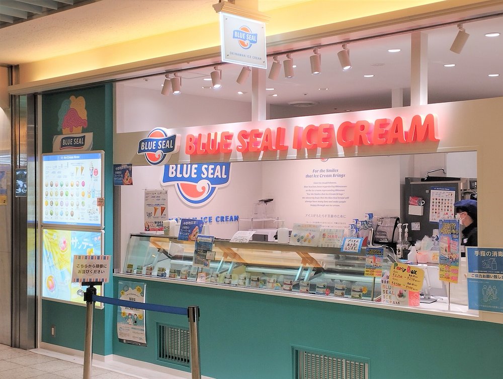 Blue Seal Okinawa ice cream shop serving Okinawan flavors | Photo from HA02330 on Wikimedia Commons