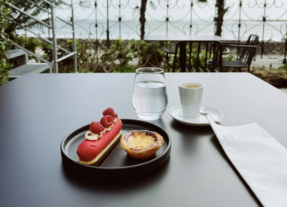 Desserts and coffee with ocean view at Cafe Curcuma seaside café | Photo from Valerie de Limoges on Pexels