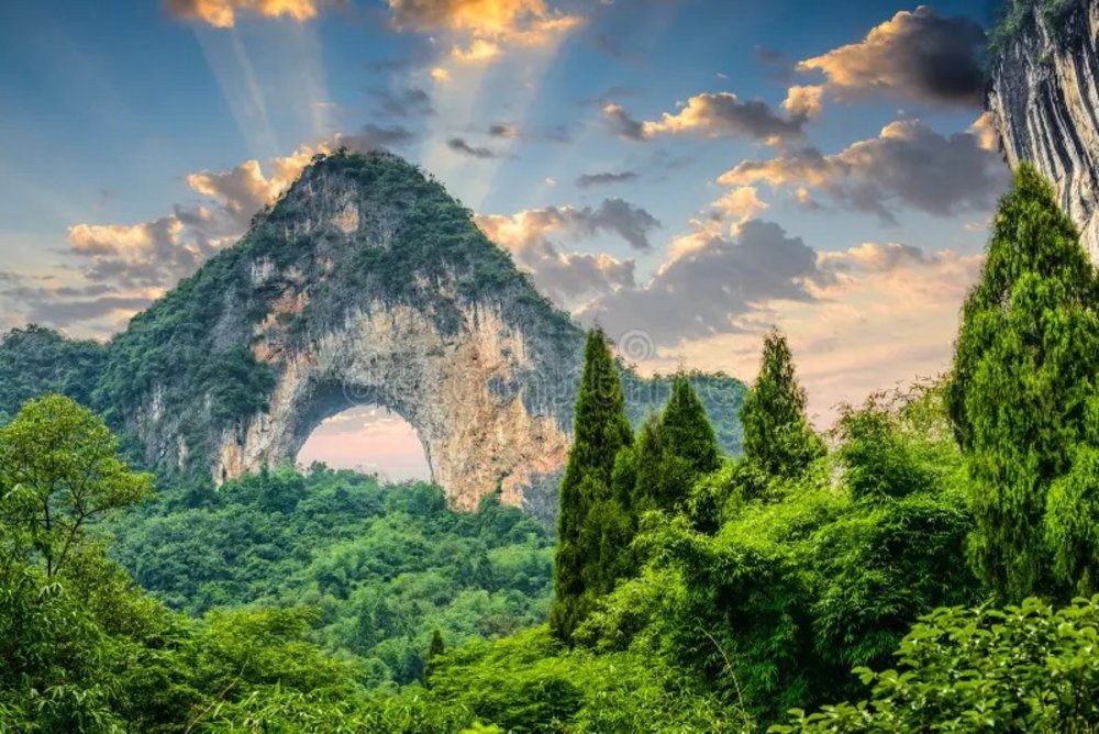  Đồi Nguyệt Lượng (Moon Hill) - Vòm Núi Hình Mặt Trăng Độc Đáo Gần Quế Lâm