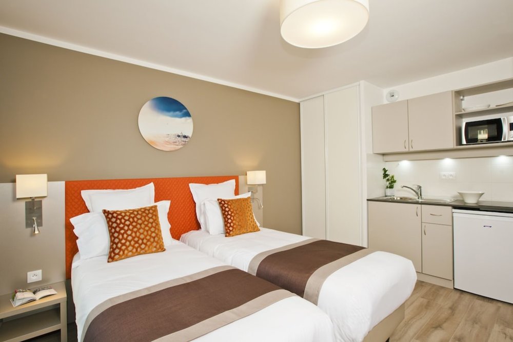 Twin beds in a private hotel room at Residhome in Rosa Parks, Paris