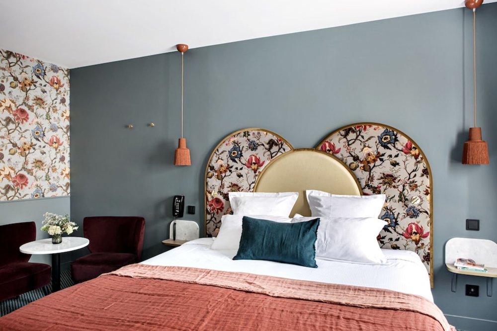 Hotel room with modern furniture and warm colors at Hotel Leopold.