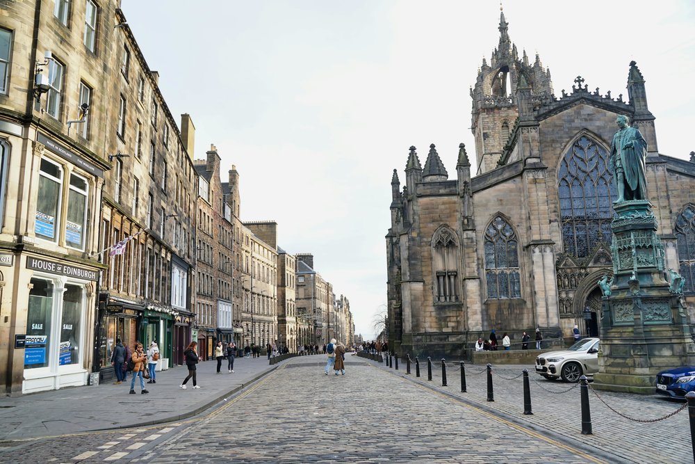 Edinburgh Old Town street with historic buildings and cathedral | Photo by Zezen Zaenal Mutaqin on Pexels