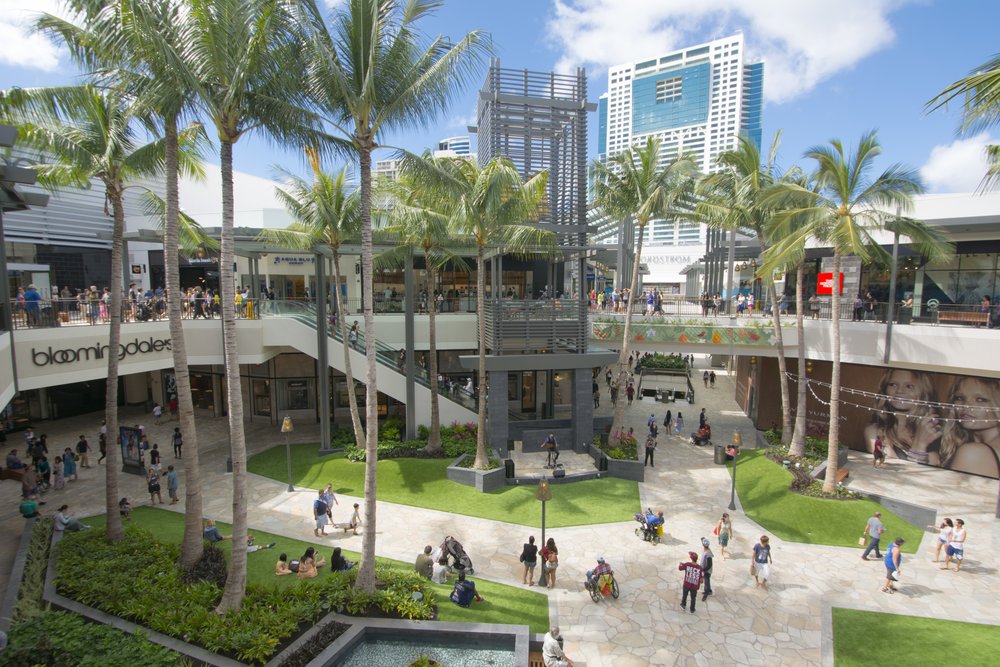 Ala Moana Center outdoor shopping and palm-lined walkways | Photo Credit: Wikimedia Commons