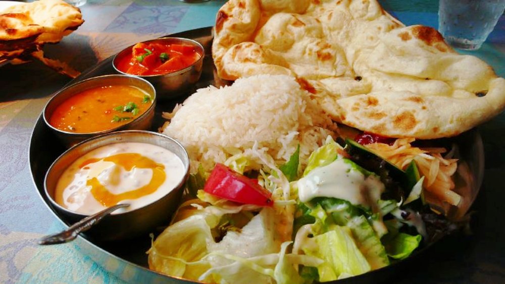Vegetarian curry with rice and naan | Photo Credit: Wikimedia Commons