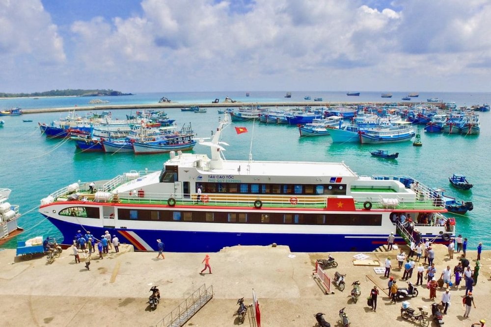 Chặng 2: Vượt Sóng Ra Đảo Phú Quý Bằng Tàu Cao Tốc