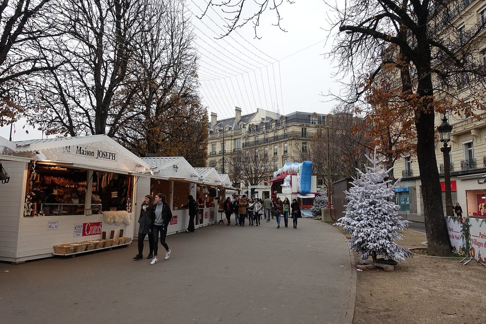 Christmas markets at Champs-Élysées | Photo Credits: Guilhem Vellut on Wikimedia
