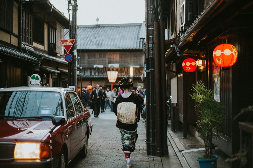Gion’s Hanamikoji Street with traditional houses | Photo Credit: Jay on Unsplash