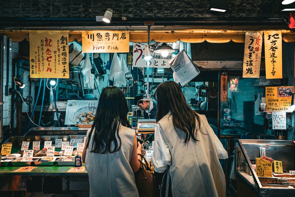 Food stalls at Nishiki Market | Photo Credit: Wikimedia Commons