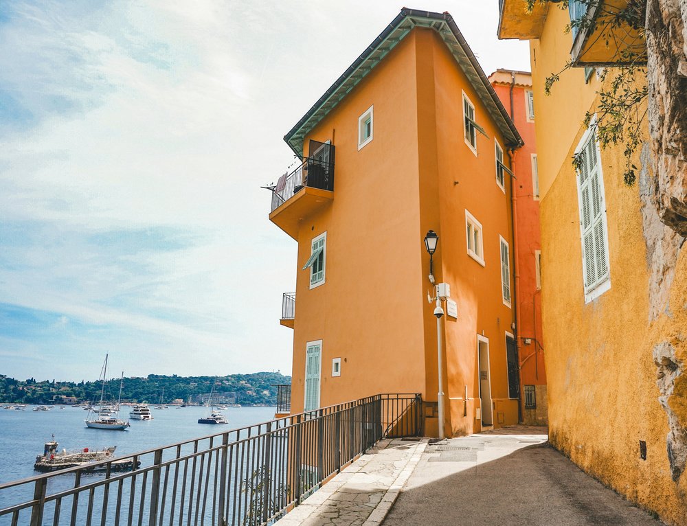 Colorful streets of Villefranche-sur-Mer | Photo Credit: Anne Laure P on Unsplash