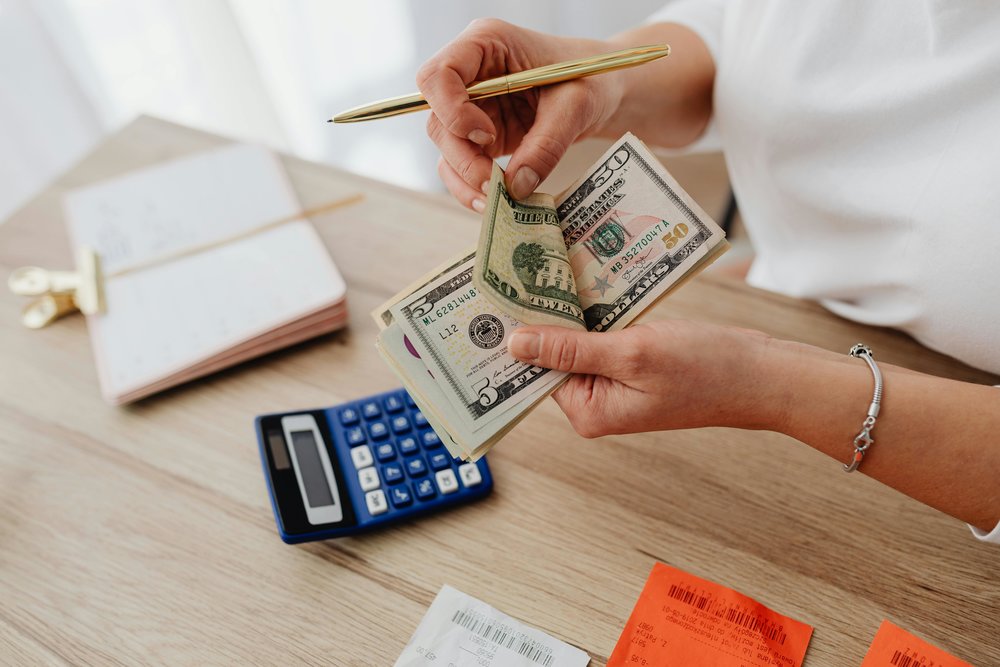 Travel budgeting | Photo Credits: www.kaboompics.com on Pexels