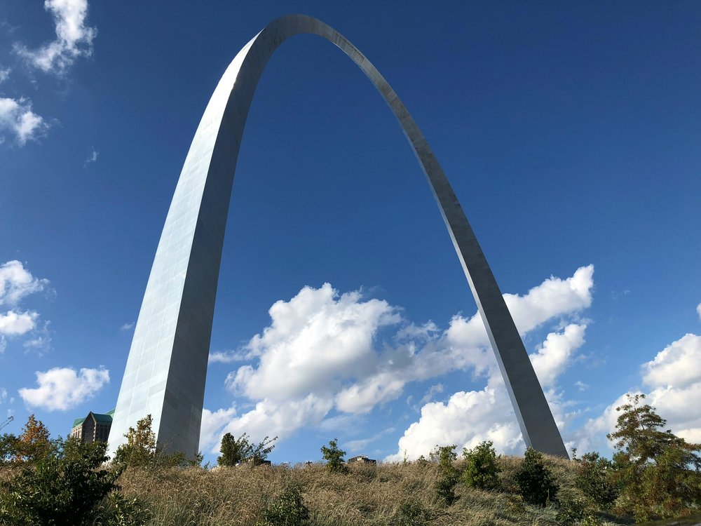 Gateway Arch monument in St. Louis against blue sky
