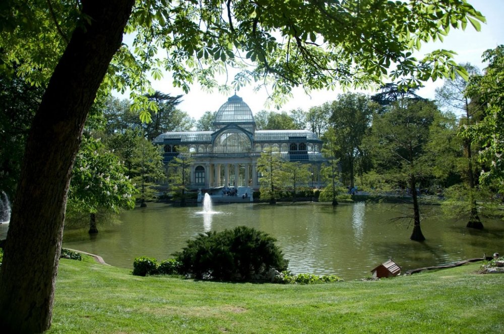 El Retiro Park in Madrid with Crystal Palace and lake | Photo Credit: Ana Dominguez Ruiz on Unsplash