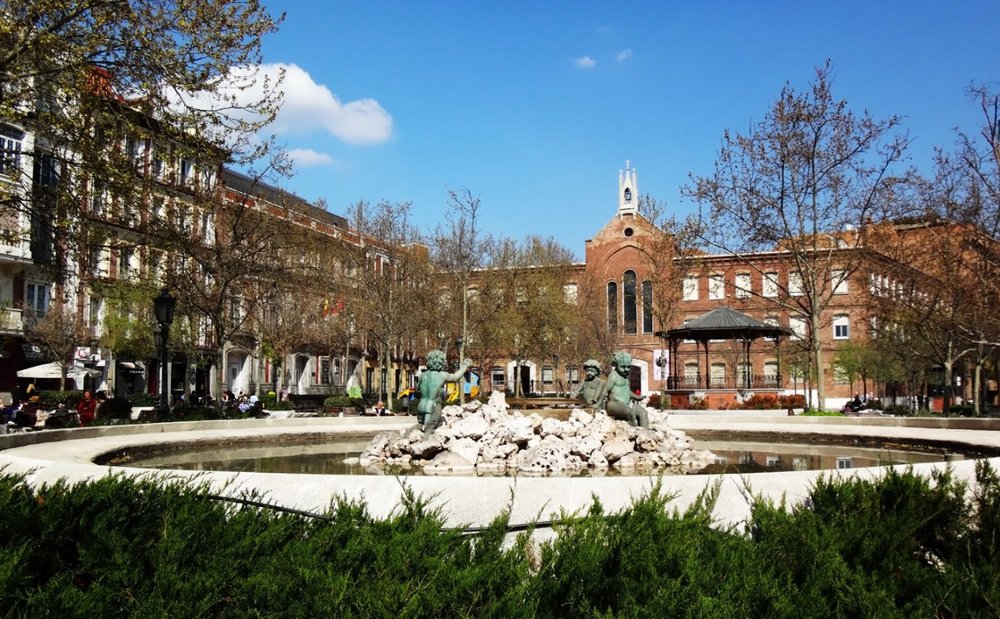 Plaza de Chamberí Madrid with fountain and local vibe | Photo Credit: Wikimedia Commons