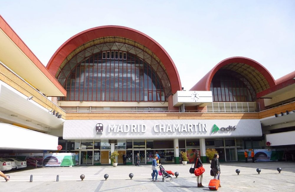 Chamartín Station Madrid with modern transport hub | Photo Credit: Wikimedia Commons