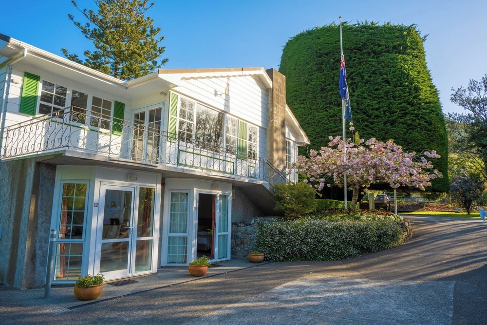 Peaceful garden setting at Bucket Tree Lodge in Wellington