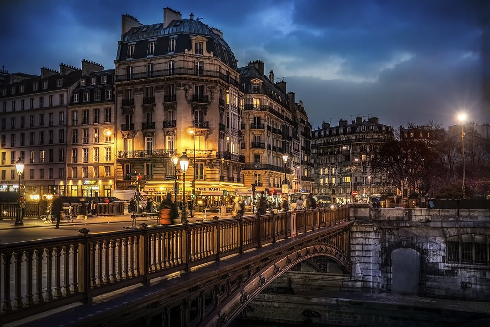 Café Panis near Notre Dame at night in Paris | Photo Credit: Flickr