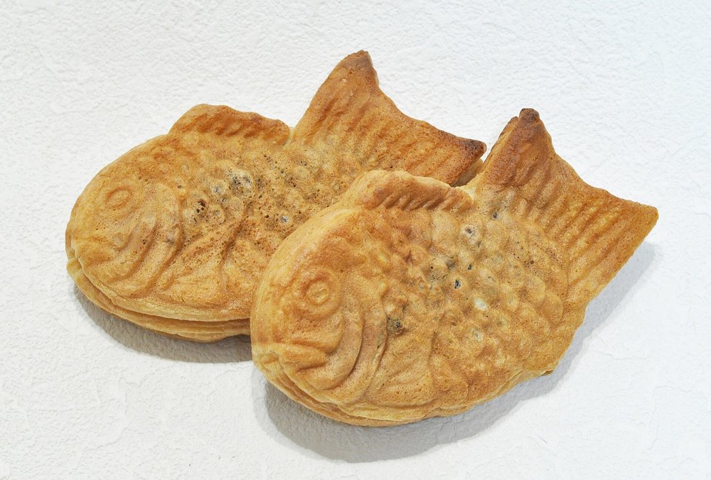 Fresh taiyaki fish-shaped pastry filled with red bean in Osaka | Photo from ocdp on Wikimedia Commons