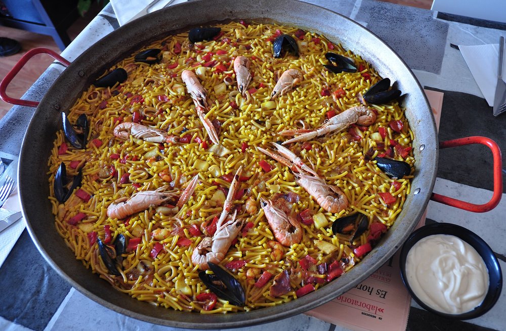 Seafood fideuà in Barcelona with prawns and mussels