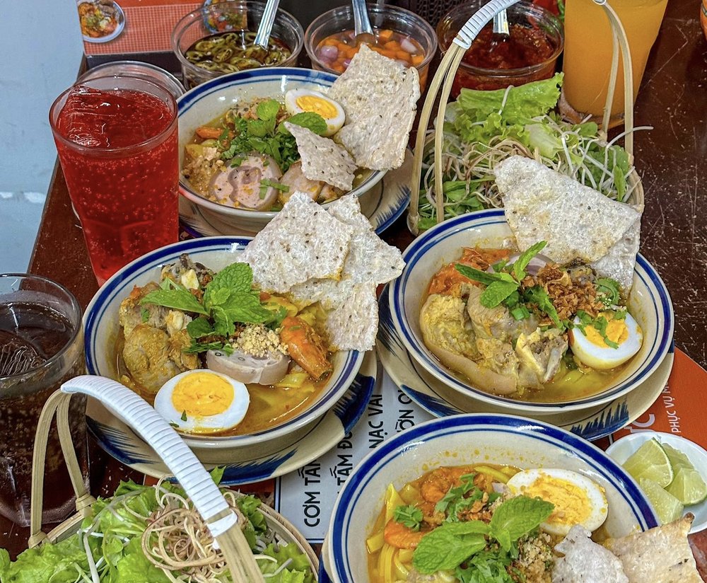 Mi quang turmeric noodles with shrimp, egg, and herbs | Photo from Thindaocong on Wikimedia Commons