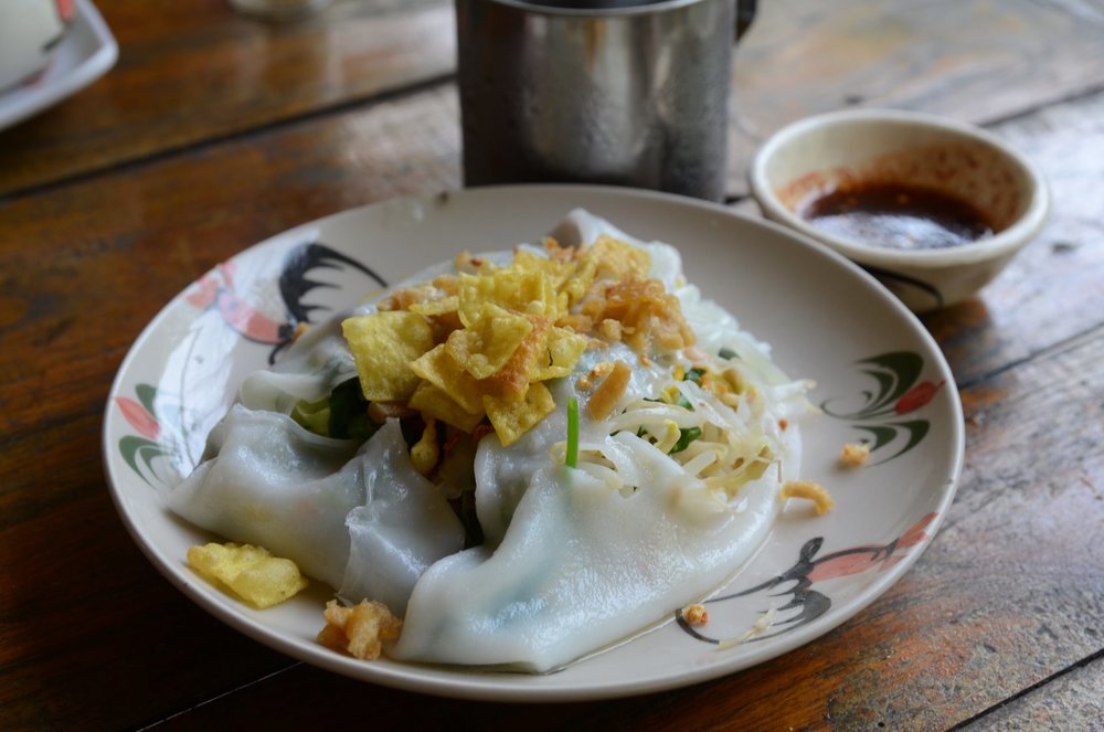 Fresh banh cuon rice rolls with herbs and dipping sauce in Hanoi | Photo from takeaway on Wikimedia Commons
