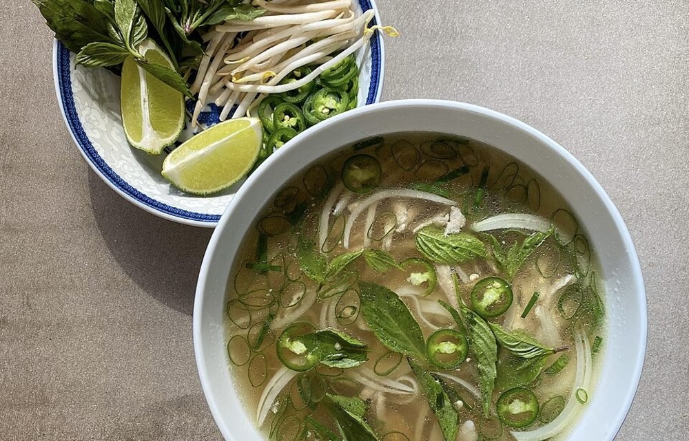 Southern-style pho with herbs, lime, and fresh vegetables | Photo from Do An Ngon Qua on Wikimedia Commons