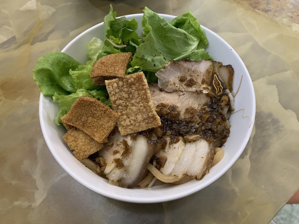 Cao lau Hoi An noodles with pork, greens, and crispy toppings | Photo from Chainwit on Wikimedia Commons