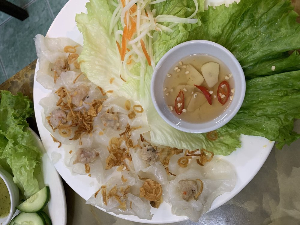 White rose dumplings with shrimp and dipping sauce in Hoi An | Photo from Chainwit on Wikimedia Commons