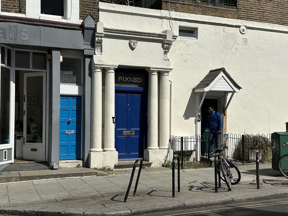 Famous blue door at Notting hill | Photo Credits: Matt Brown on Wikimedia