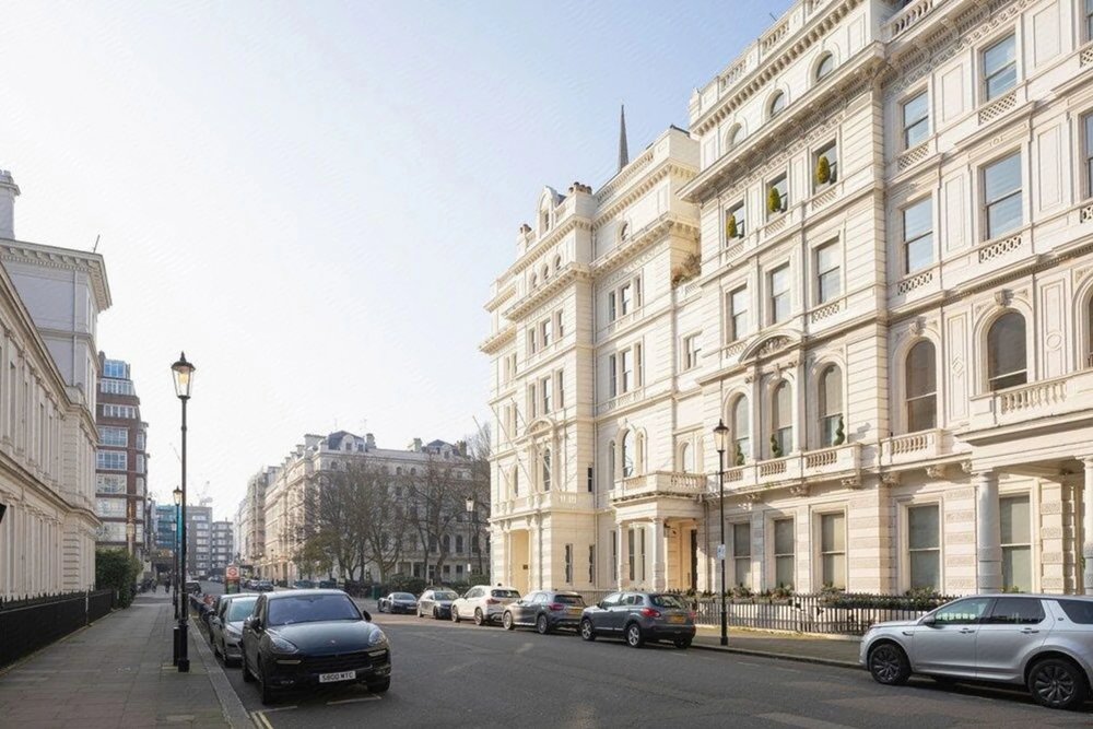 Elegant street view near Hapimag Resort London with classic architecture