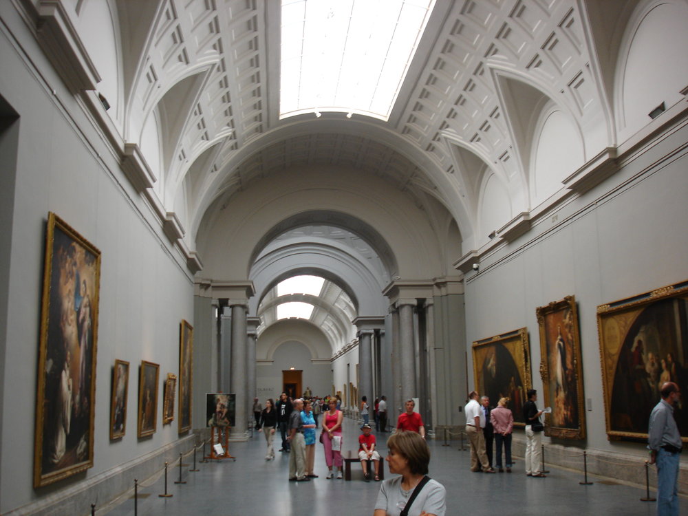A crowd walking through the halls of Prado Museum
