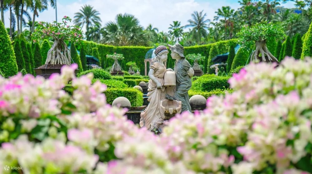 Khám Phá Khu Vực Hồ Cá Khổng Lồ Và Vườn Hoa Rực Rỡ 