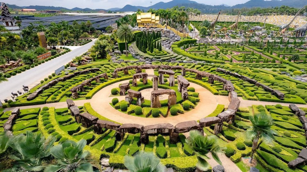  "Sống Ảo" Sang Chảnh Tại Khu Vườn Pháp Và Bản Sao Stonehenge
