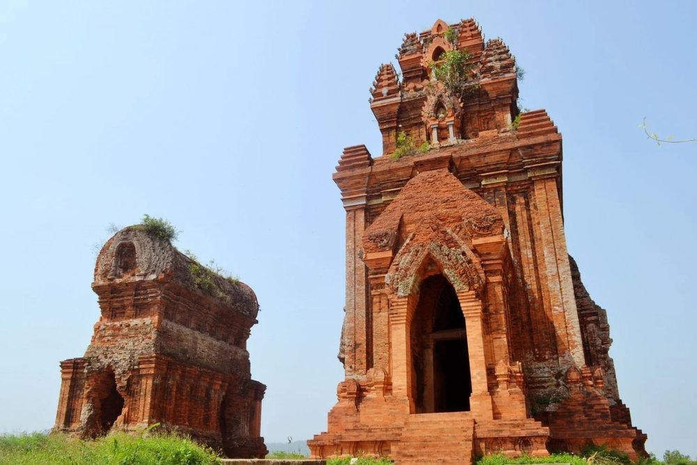 Tháp Bánh Ít: Dấu Tích Vương Triều Chăm Pa Hùng Mạnh