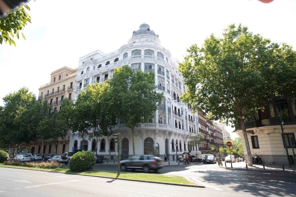 Street view of Petit Palace Savoy Alfonso XII