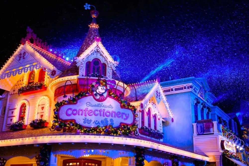 Mickey’s Snow Magic: Khoảnh Khắc Tuyết Rơi Kỳ Diệu Giữa Lòng Đại Lộ Mickey