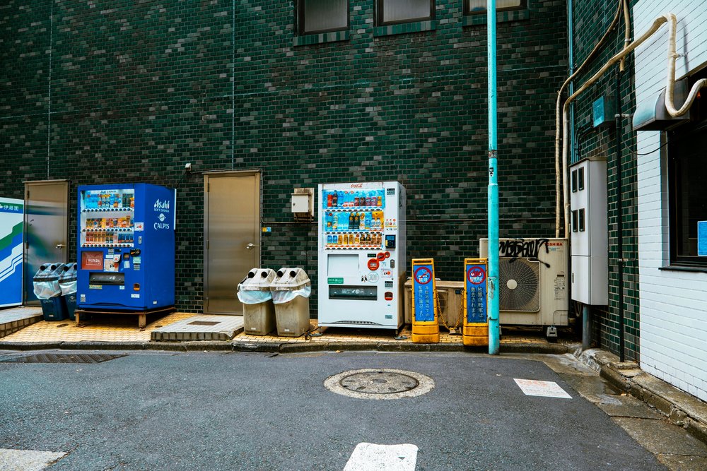 Vending machines in a Tokyo alleyway / Photo credit: Diana Nguyen on Pexels.