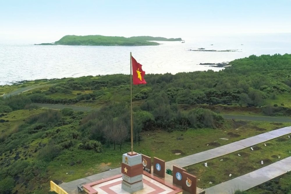 Cột Cờ Chủ Quyền Đảo Phú Quý