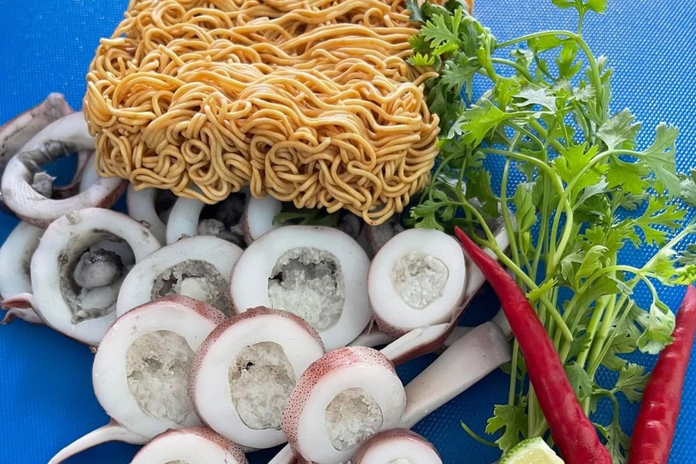 Mì Tôm Mực Trứng Tại Hồ Cá Long An