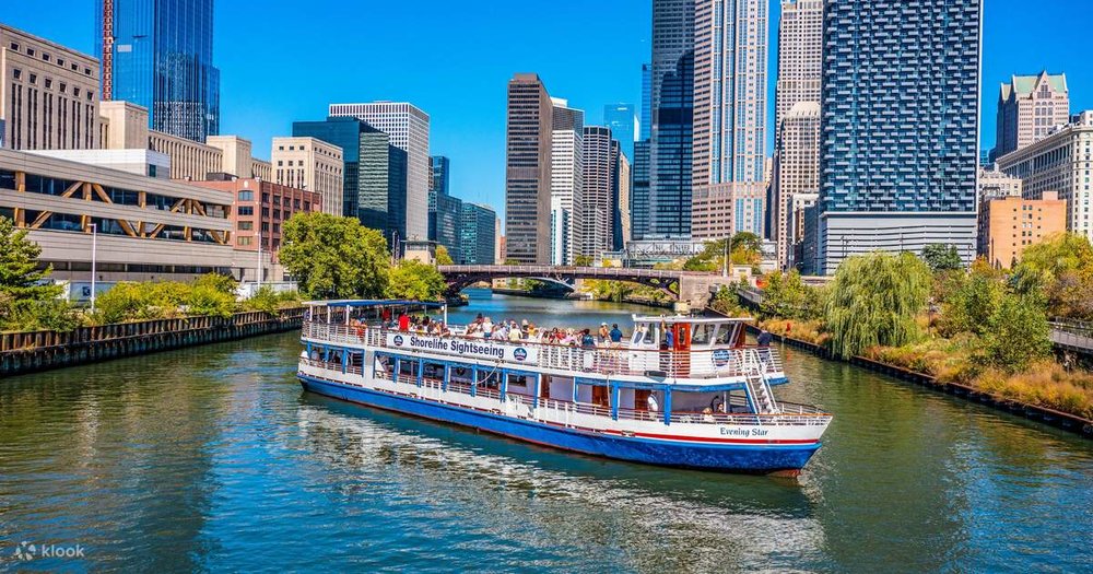 Tour boat along the Chicago River