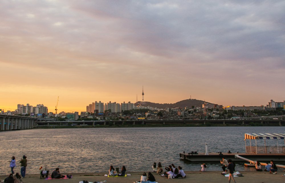 Sunset views along the Han River | Photo Credit: HANVIN CHEONG on Unsplash