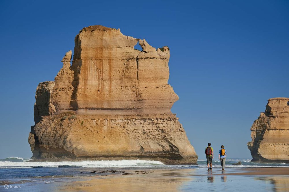 2 people trekking along the Great Ocean Walk