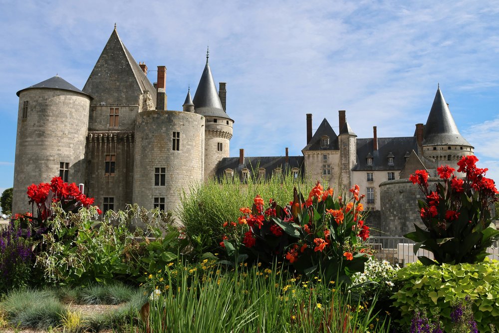 Beautiful view of Sully-sur-Loire Castle with colorful summer flowers | Photo Credit: Philippe Juranville on Pexels