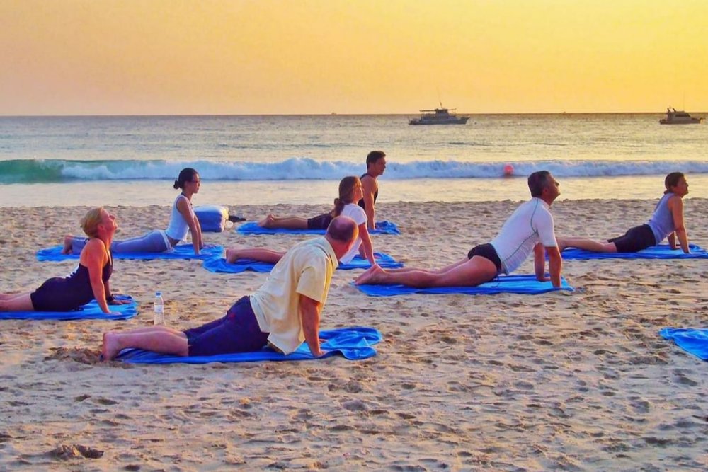 Đón Năng Lượng Chữa Lành Với Buổi Yoga Bình Minh Ngay Trên Bãi Biển Patong