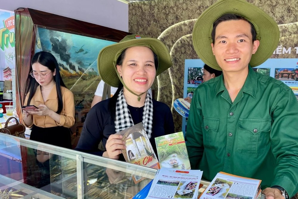  Thưởng Thức Món Ăn Thời Chiến Và Mua Quà Lưu Niệm Độc Đáo