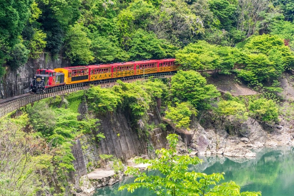 11:10 - 12:30: Trải Nghiệm Xe Lửa Sagano Romantic Train