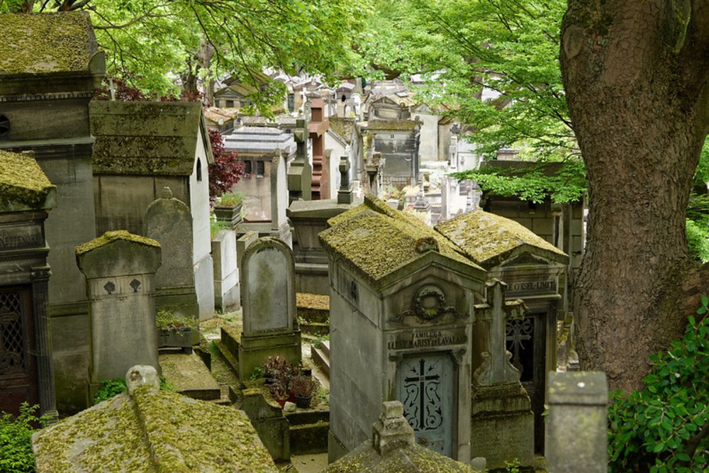 Famous graves at the Père Lachaise Cemetery | Photo by Ian Abbott on Flickr