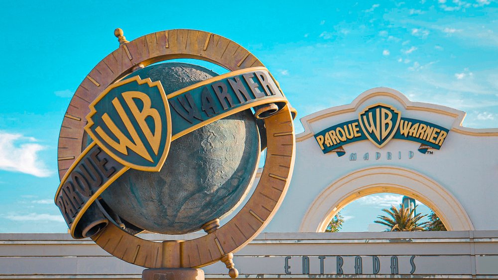 The iconic globe fountain at the entrance of Parque Warner Madrid