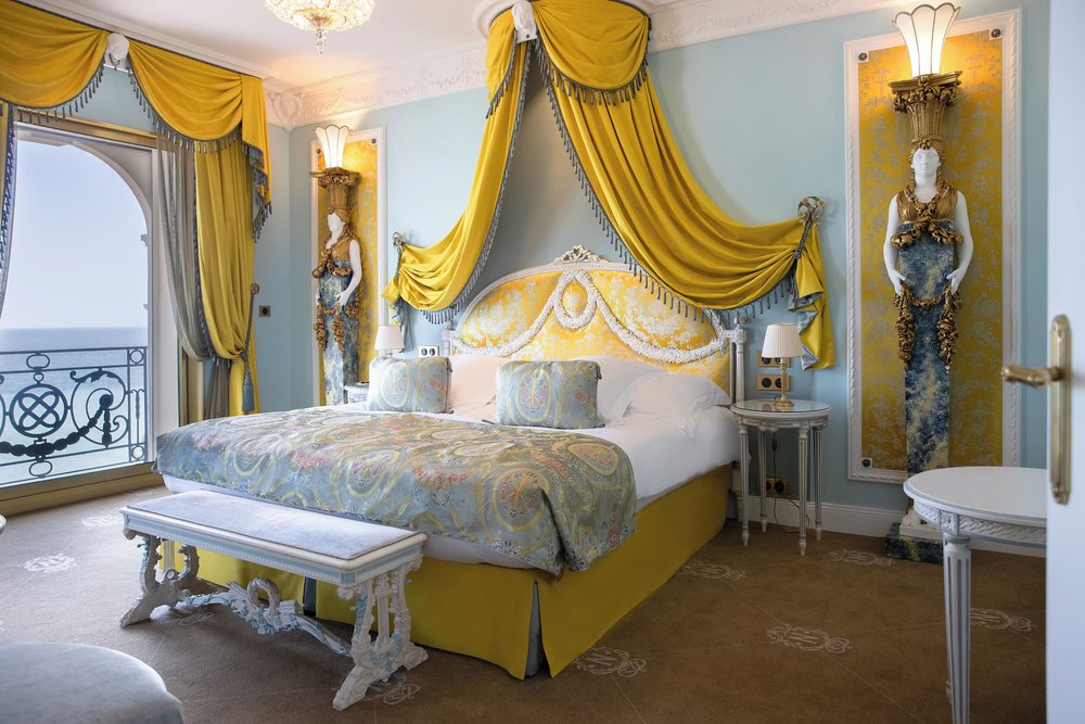 An elegant hotel room in Le Negresco