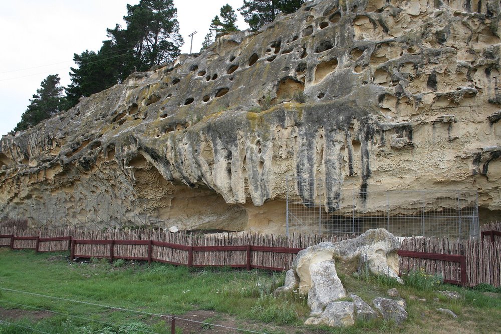 Ancient Māori drawings at the Takiroa rock art site | Photo from MSeses on Wikimedia Commons